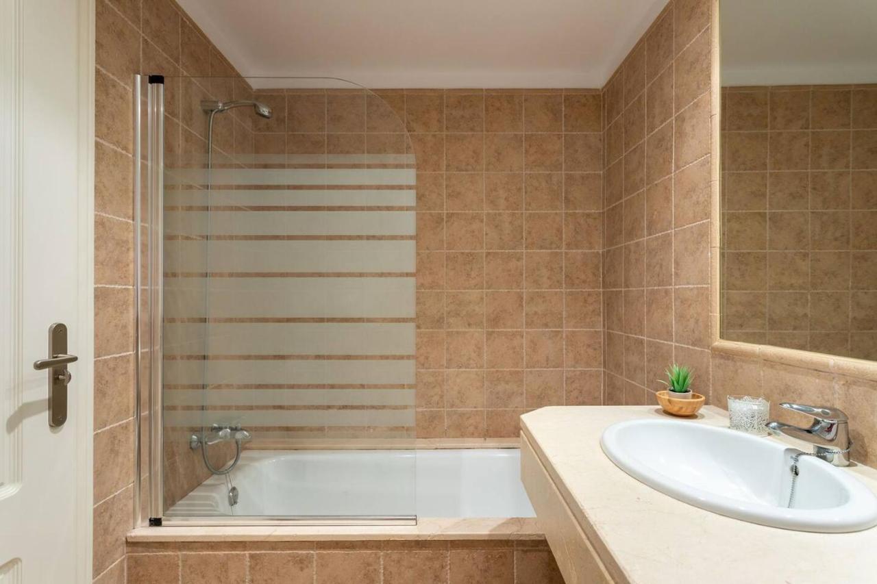 Royal W/shared Pool, Terrace &a/c Appartement Málaga
