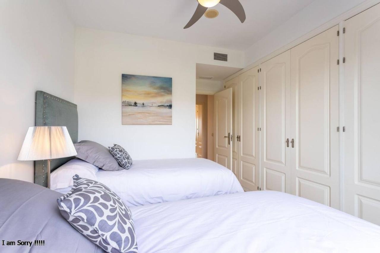 Royal W/shared Pool, Terrace &a/c Appartement